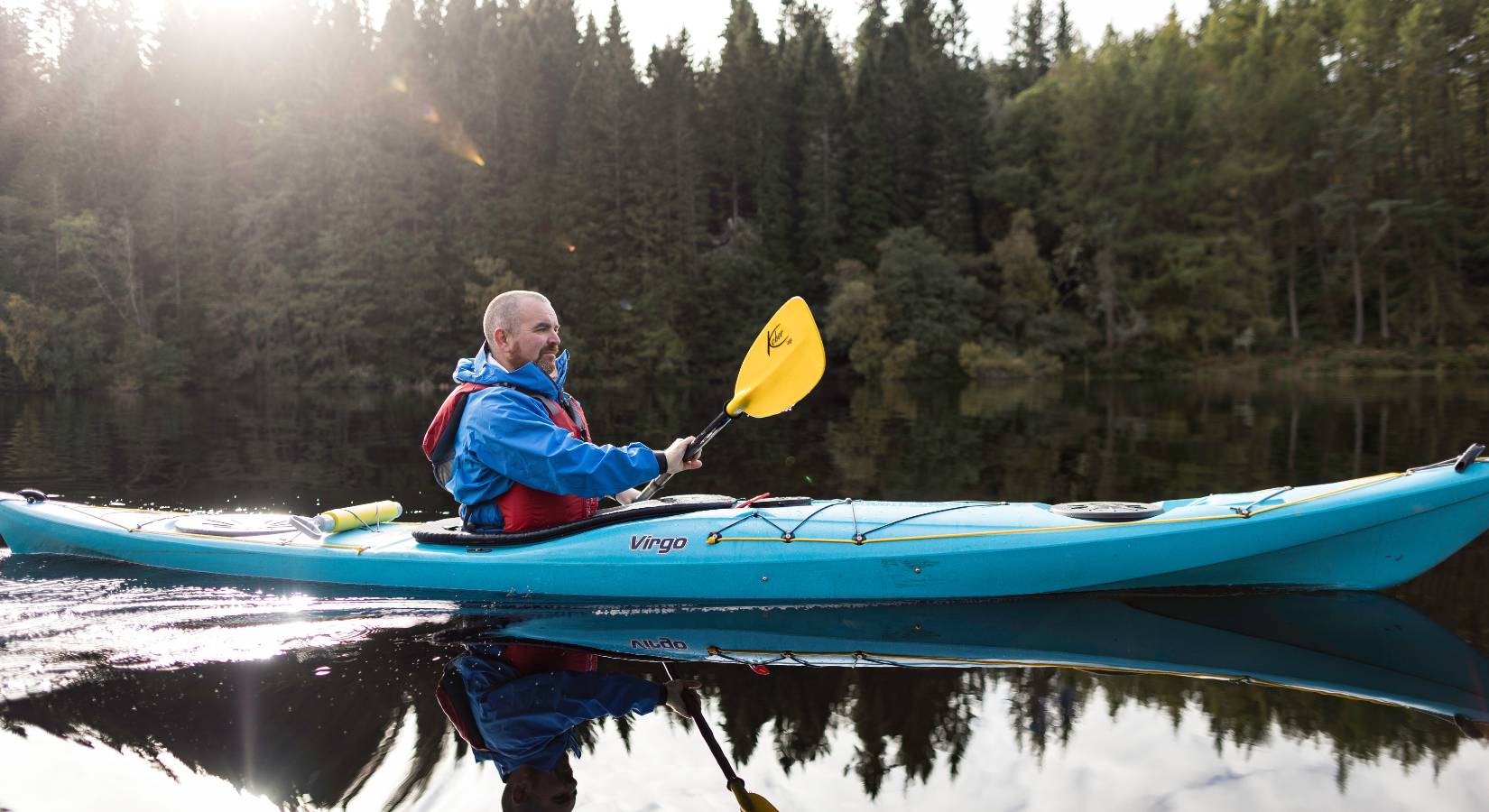 Sæt kajakken i vandet